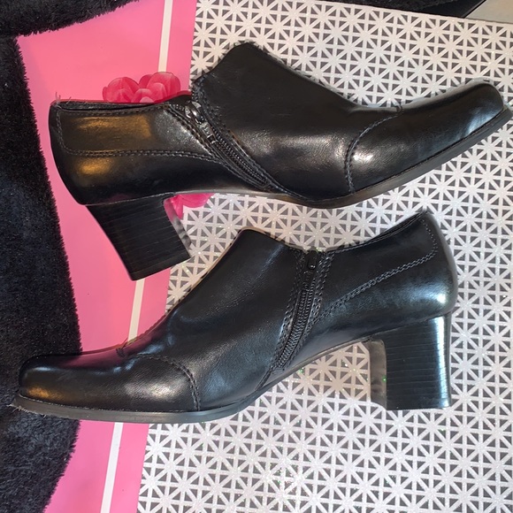 Franco Sarto ankle boot with zip up side - Picture 2 of 5